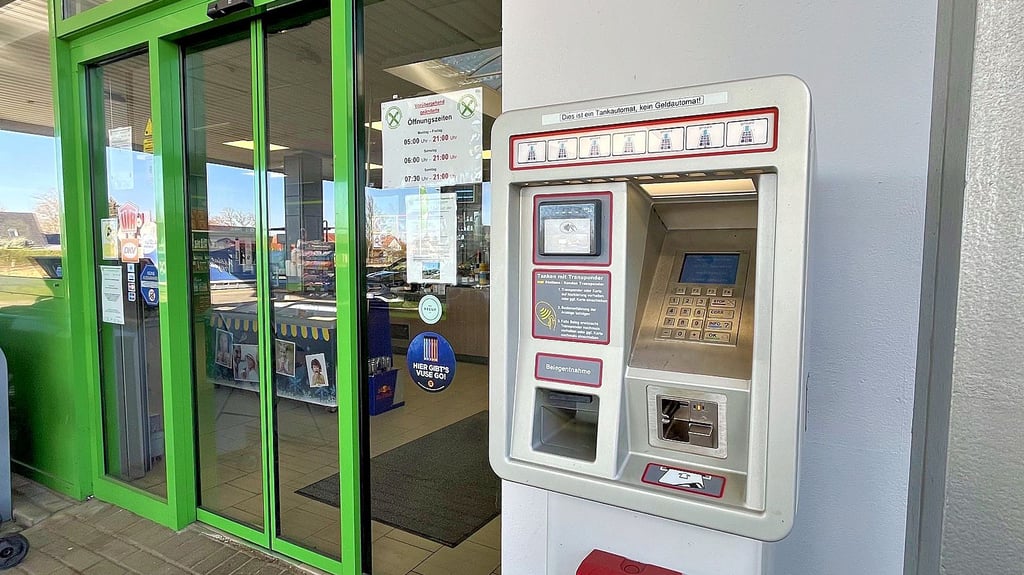 Sieht aus wie ein Geldautomat, ist aber ein Tankautomat.