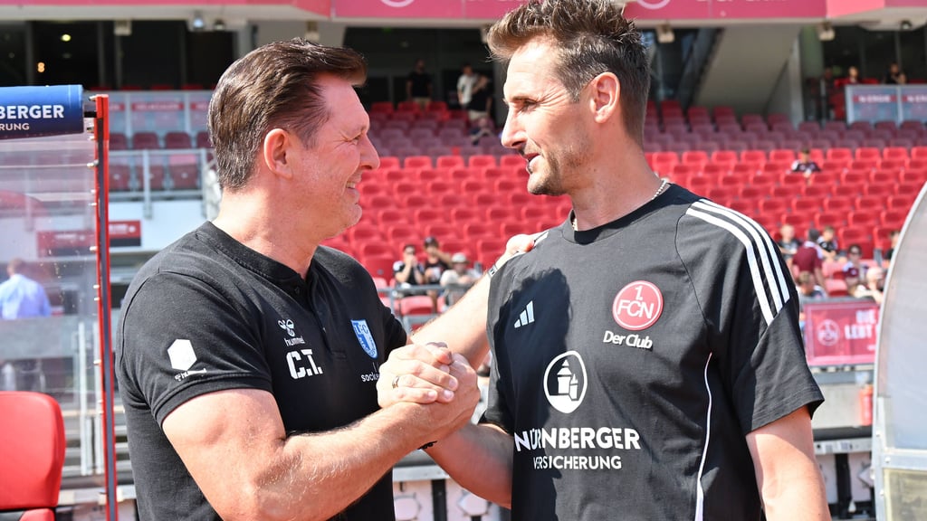 Christian Titz und Miroslav Klose, die Cheftrainer vom 1. FC Magdeburg und dem 1. FC Nürnberg bei ihrem ersten Aufeinandertreffen als Trainer im Sommer 2024.
