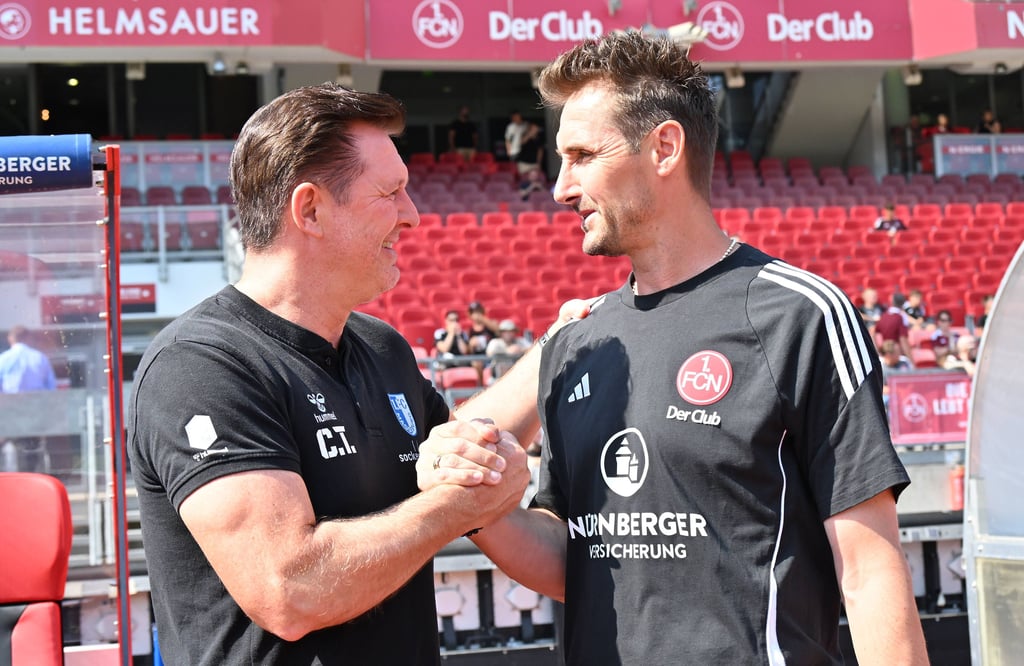 Christian Titz und Miroslav Klose, die Cheftrainer vom 1. FC Magdeburg und dem 1. FC Nürnberg bei ihrem ersten Aufeinandertreffen als Trainer im Sommer 2024.