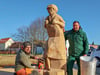 Winzer Patrick Gaudig  (r.) und Holzkünstler Sebastian Seiffert mit der Holzskulptur