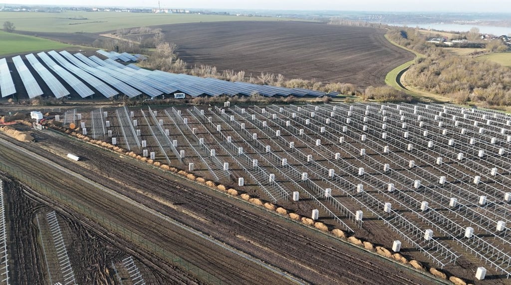 Die künftige Agri-PV-Anlage in Krumpa ist im Bau.