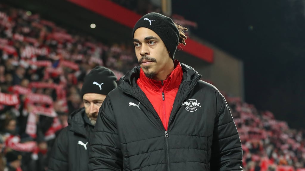 Yussuf Poulsen muss gegen St. Pauli auf der Bank Platz nehmen.