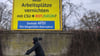 Auffälliges Gelb - mit einer mehr als zwei Millionen Euro teuren Plakatkampagne wirbt ein AfD-Anhänger aus Österreich in ganz Deutschland für die Wahl der Rechten.