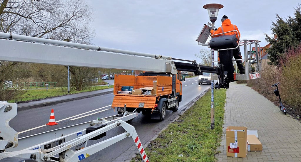 Die neuen Geschindigkeits-Warntafeln in der Straße Vor dem Hohen Tor in Wanzleben werden vom Bauhof angebracht.
