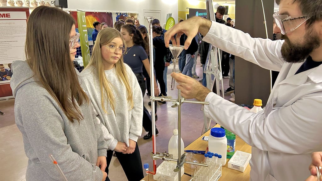 Moritz Güssefeld von der Firma Orgentis experimentiert mit den Schülerinnen.