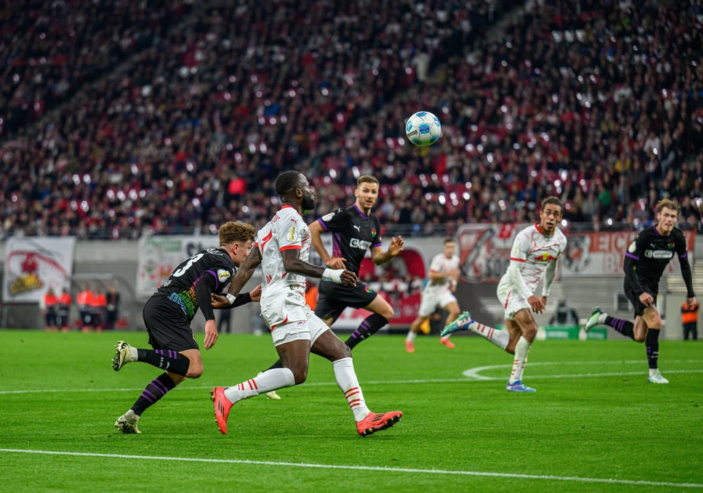 Lutsharel Geertruida und Yussuf Poulsen im Spiel gegen den FC St. Pauli.