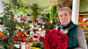 Steffi Martin vom „M&amp;R Blumen Rosbroj“ aus Merseburg zeigt den Klassiker zum Valentinstag: rote Rosen.