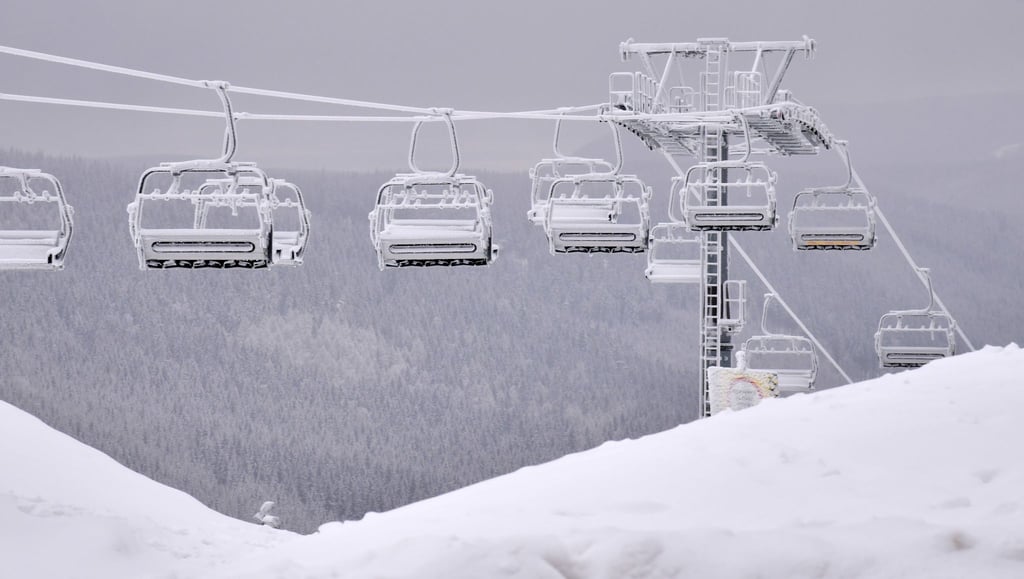 Ein Skilift in Oberhof: In Thüringen und in Italien werden Lehrerinnen und Lehrer aus dem Freistaat in Wintersportarten ausgebildet. (Symbolbild)