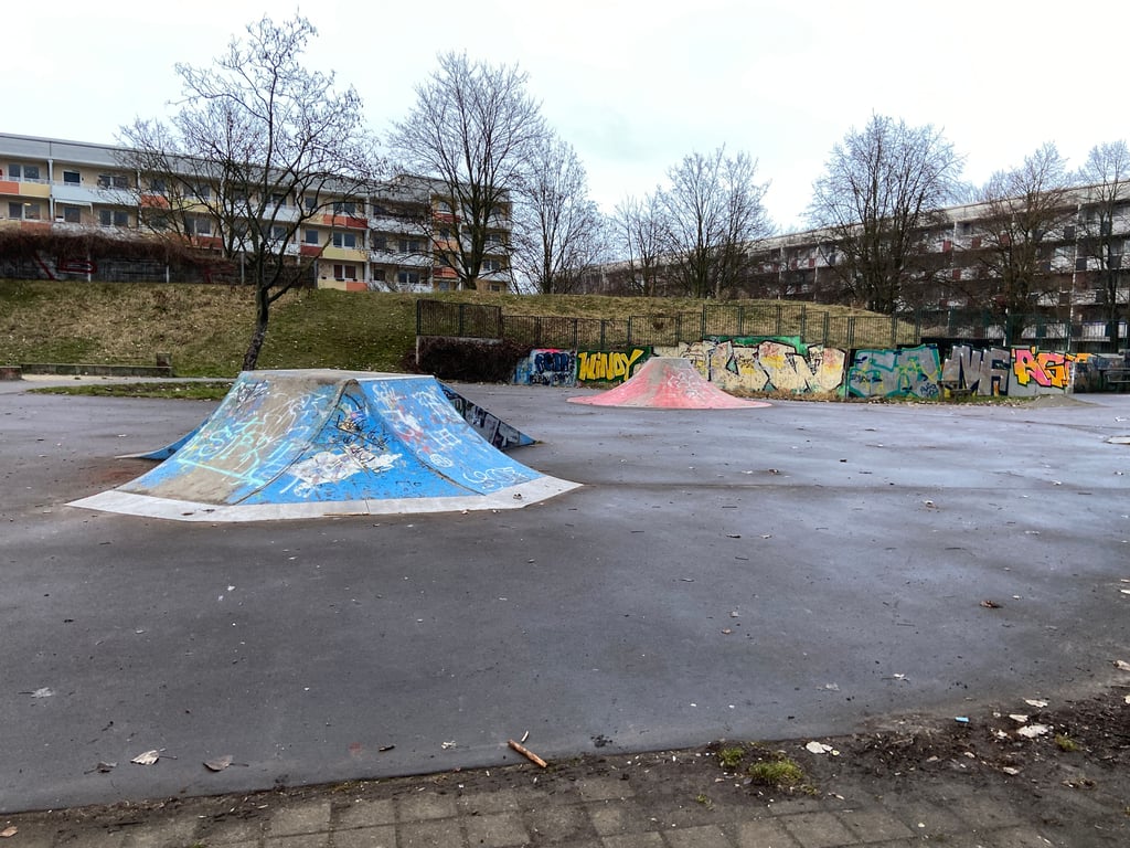 Noch sieht der Skatepark in Magdeburg trostlos aus. Doch schon bald soll die Anlage komplett neugestaltet werden.