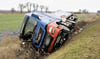 Bei einem schweren Verkehrsunfall auf der A 36 zwischen Ilberstedt und Güsten kippte ein Laster in den Straßengraben. 