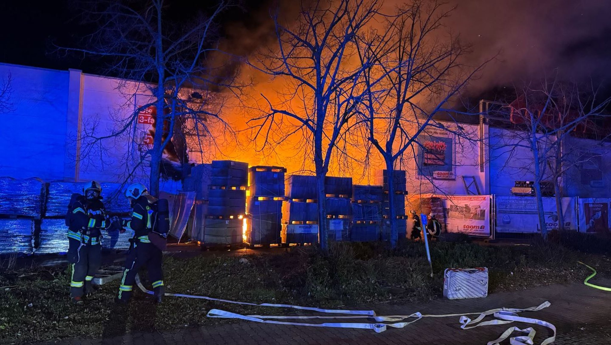 Großeinsatz in Köthen Meterhohe Flammen schlagen aus ToomBaumarkt