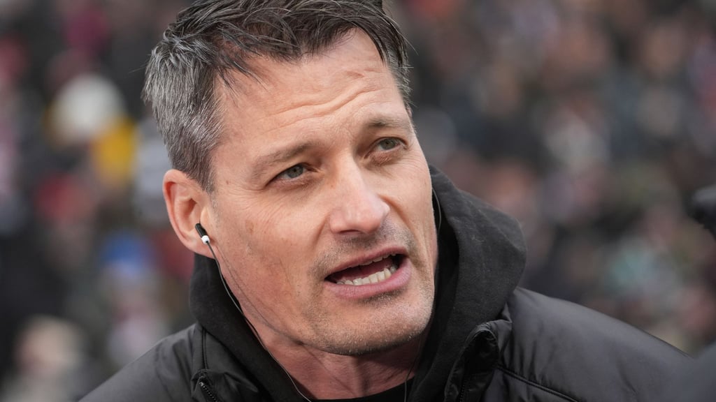 St. Paulis Trainer Alexander Blessin steht am Spielfeldrand.