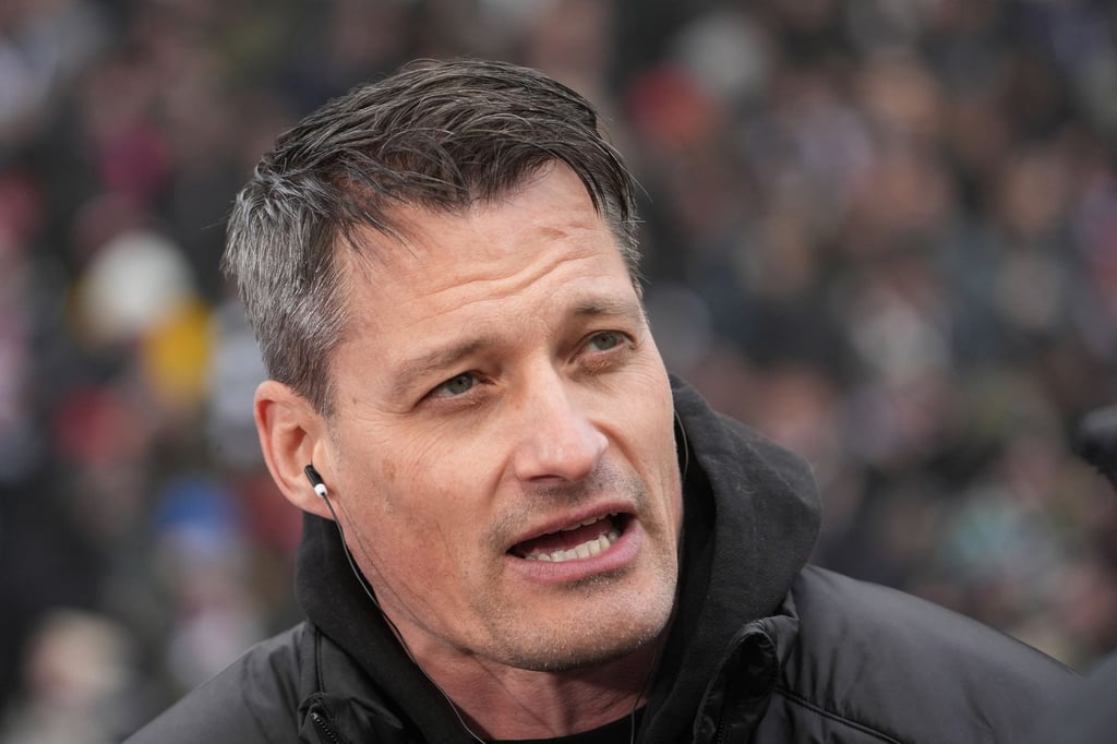 St. Paulis Trainer Alexander Blessin steht am Spielfeldrand.