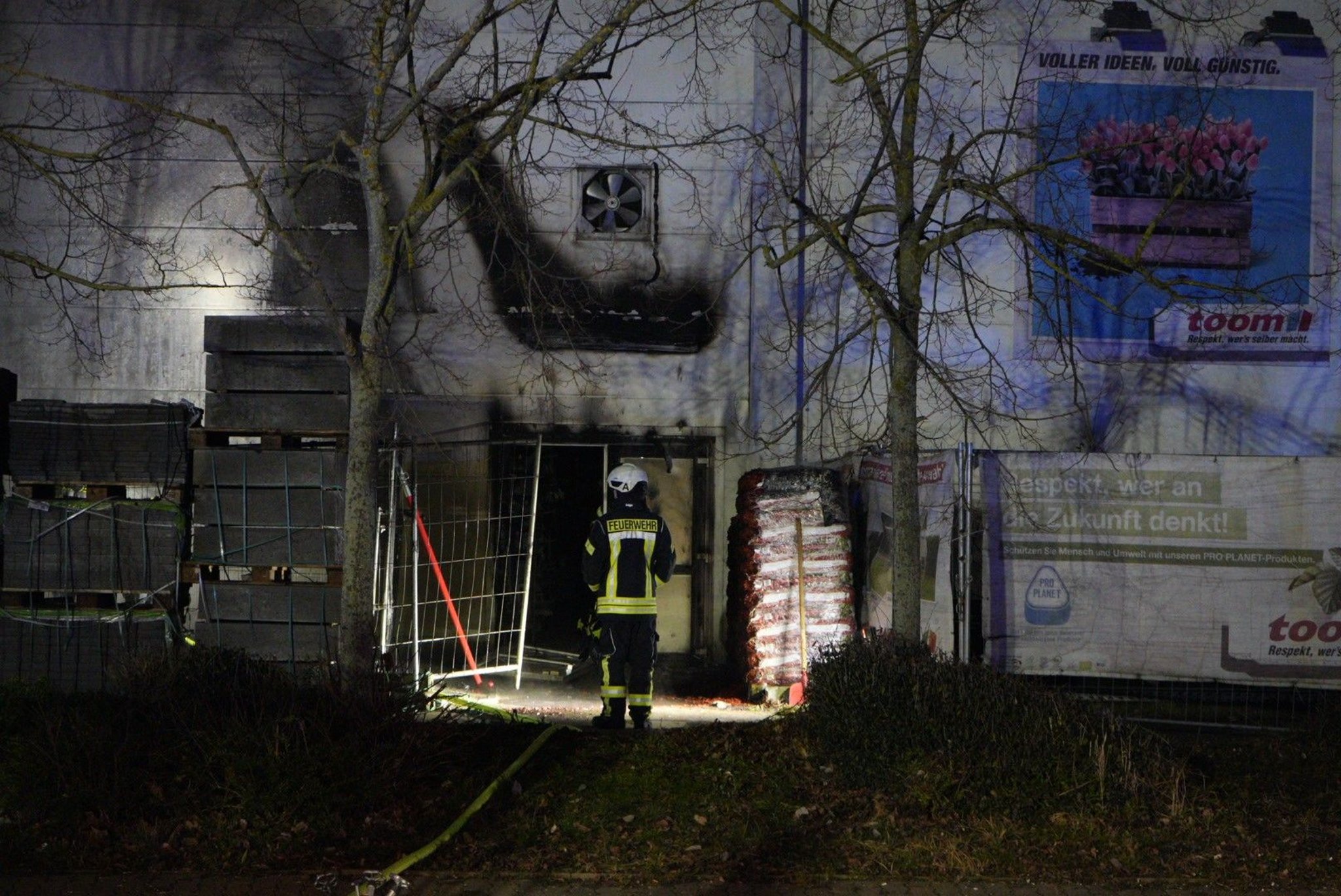 Großeinsatz in Köthen Meterhohe Flammen schlagen aus ToomBaumarkt