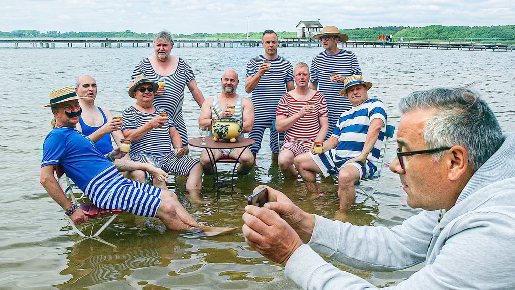 Die Männergruppe von Aktiv für Arendsee (AfA) posierte zur Saisoneröffnung im Mai 2024 im Strandbad vor dem Resten des Seesteges.