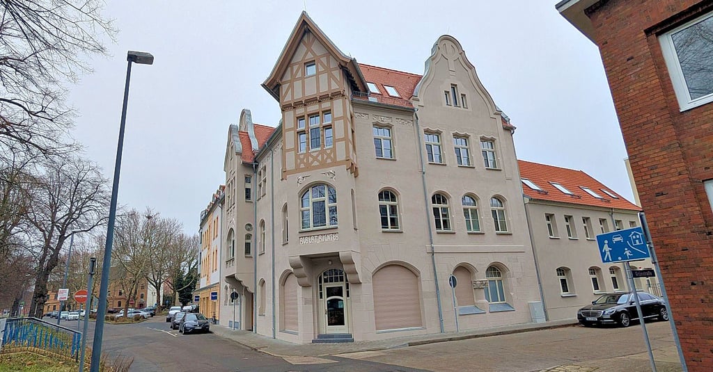So sieht dieser Teil der Fassade des Gebäudes heute als Musik-Galerie aus.