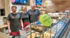 Philipp Lantzsch, Susanna Bebber und Hans Lantzsch (v.l.n.r.) im  neuen Laden: Im Kaufland  Zunftstraße öffnete  die 24. Filiale der Bäckerei Lantzsch. 