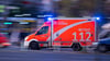 Ein 69-Jähriger prallt mit seinem Auto gegen einen Baum und wird mit schweren Verletzungen in ein Krankenhaus gebracht. (Symbolbild)