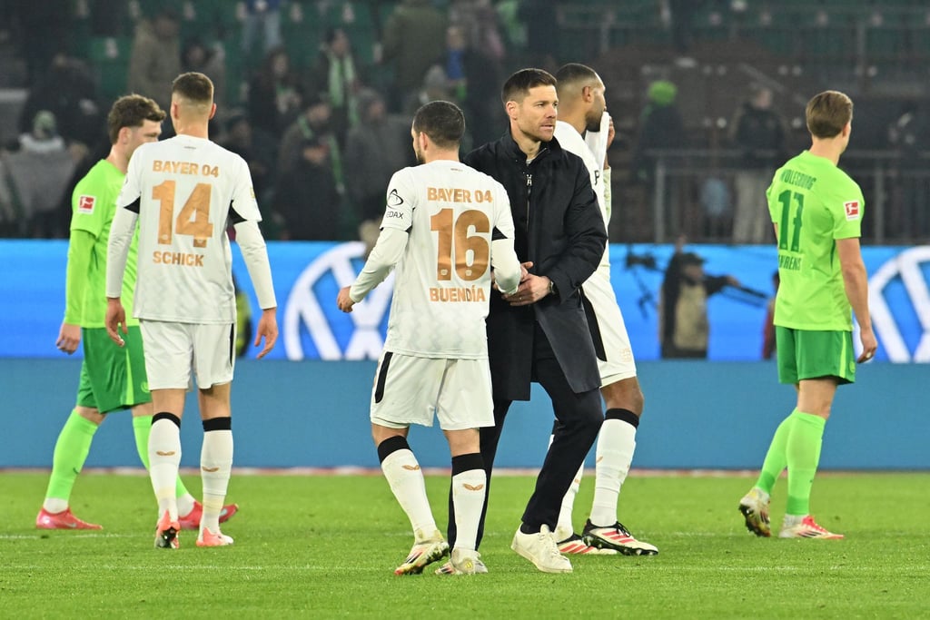 Enttäuschung nach dem 0:0: Trainer Xabi Alonso und seine Spieler von Bayer Leverkusen.