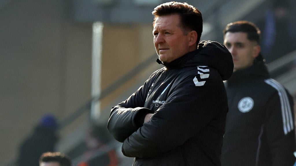 FCM-Cheftrainer Christian Titz sieht ein intensives Spiel seiner Mannschaft.