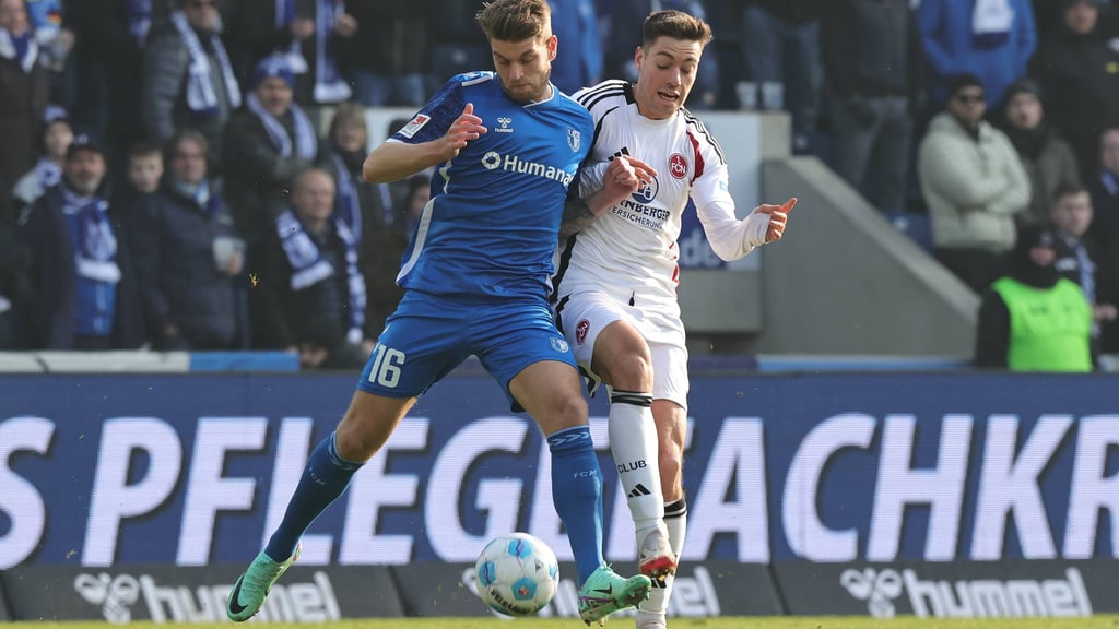 Marcus Mathisen vom 1. FC Magdeburg im Duell mit Stefanos Tzimas vom 1. FC Nürnberg.