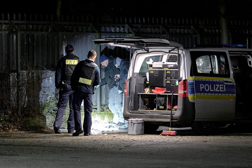 Polizisten untersuchen einen Explosionsort an einem Polizeigelände. (Archivbild)