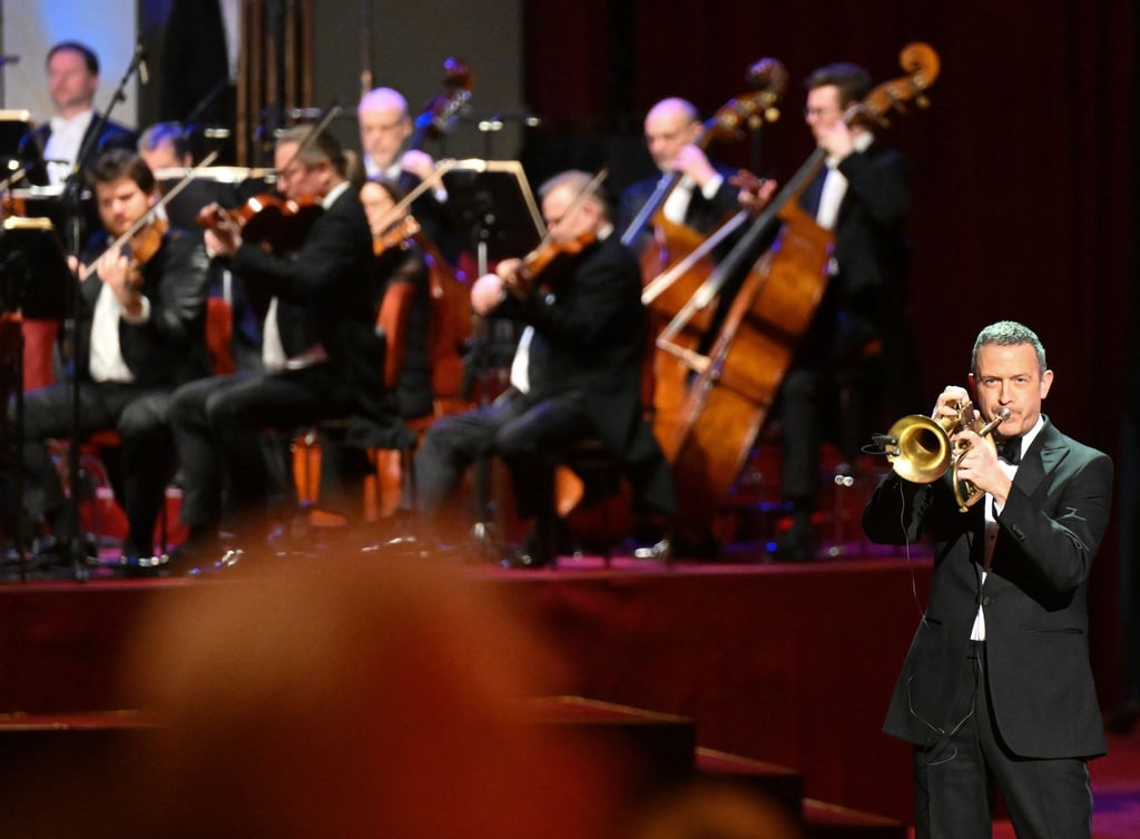 Till Brönner spielt beim Dresdner Semperopernball zusammen mit dem Orchester.
