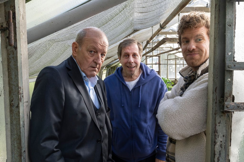 Drei mit Durchblick im Gewächshaus: Wilsberg (Leonard Lansink, l-r), Ekki (Oliver Korittke) und Mikka Lindental (Sebastian Weiss).