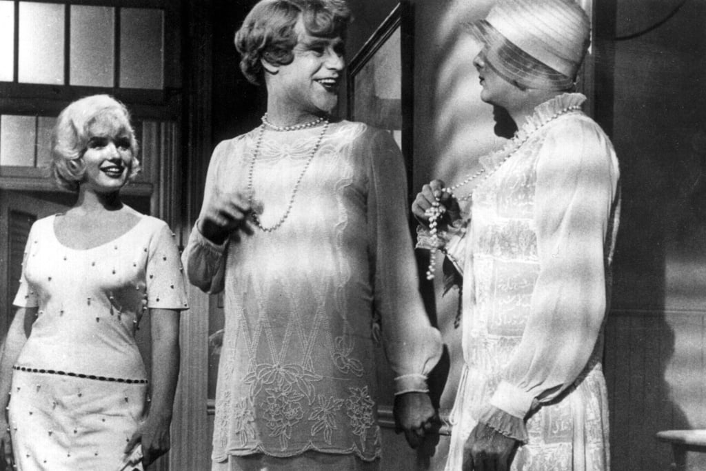 Das Szenenbild aus dem Hollywood-Klassiker „Manche mögen's heiß“ (1959) zeigt Jack Lemmon (Mitte) und Tony Curtis (rechts) als Musikerinnen mit ihrer Kollegin Marilyn Monroe. (Archivfoto)