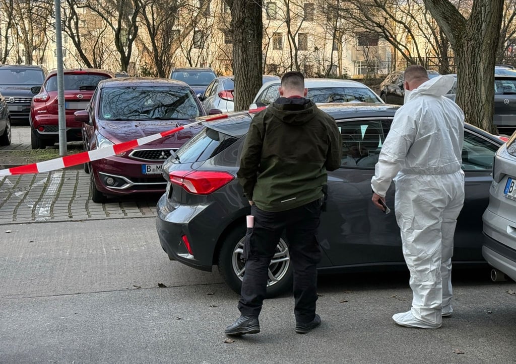 Nach einer Gewalttat in Berlin-Marzahn untersuchen Beamte der Spurensicherung ein Auto