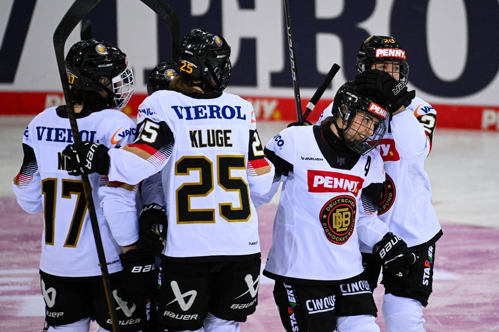 Die deutschen Eishockey-Frauen jubeln über den souveränen Erfolg über die Slowakei.
