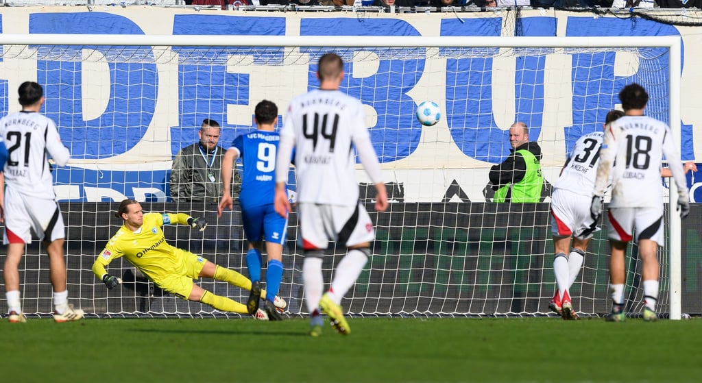 FCM-Torwart Dominik Reimann springt in die Ecke, der Ball geht in die Mitte.