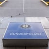 Die Bundespolizei hat bei einer Kontrolle am Hauptbahnhof Halle 154 Gramm Haschisch und ein Messer gefunden.