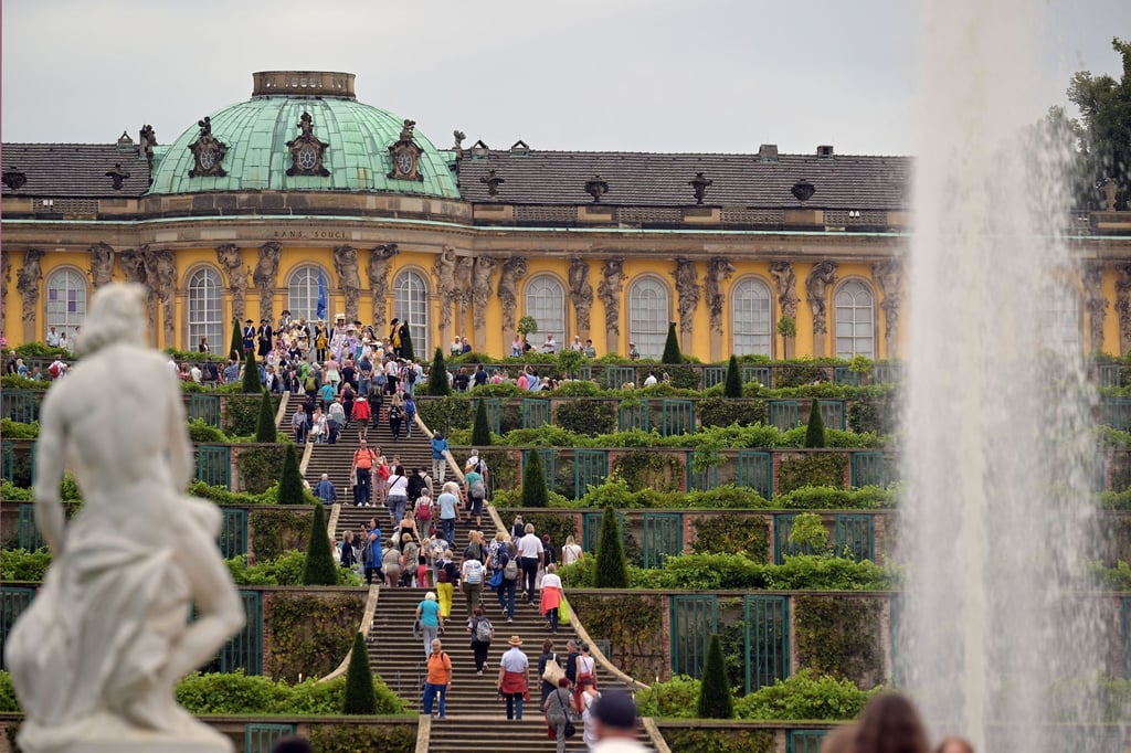 Auch im weltberühmtem Schloss und Park Sanssouci in Potsdam wird es 2025 viel Musik geben - und zur Schlössernacht im August wird getanzt. (Archivbild)