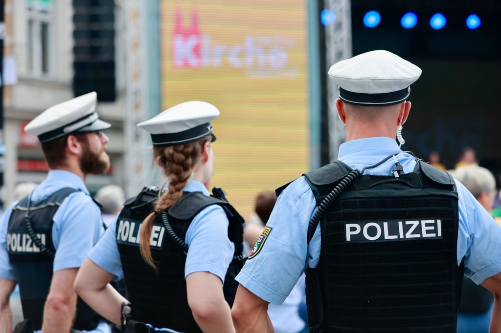 Vorgangsbearbeitung direkt vor Ort digital mit dem Smartphone - das Land rüstet die Polizei besser aus. (Archivbild)
