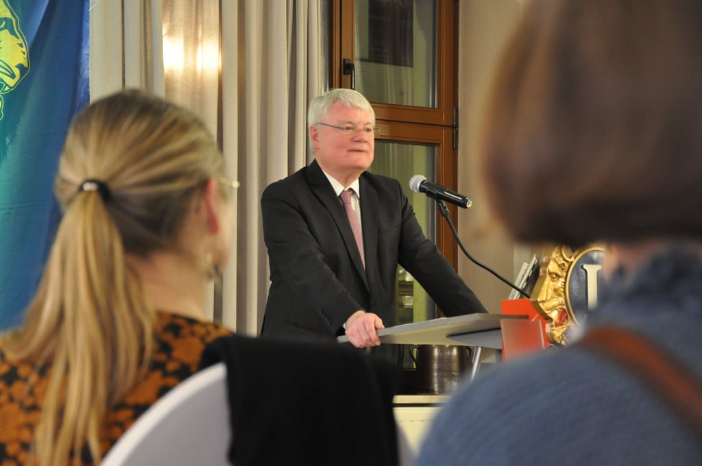Lions-Präsident Reiner Verenkotte hält beim Neujahrsempfang im Hotel "Schwarzer Adler" in Stendal eine Rede.