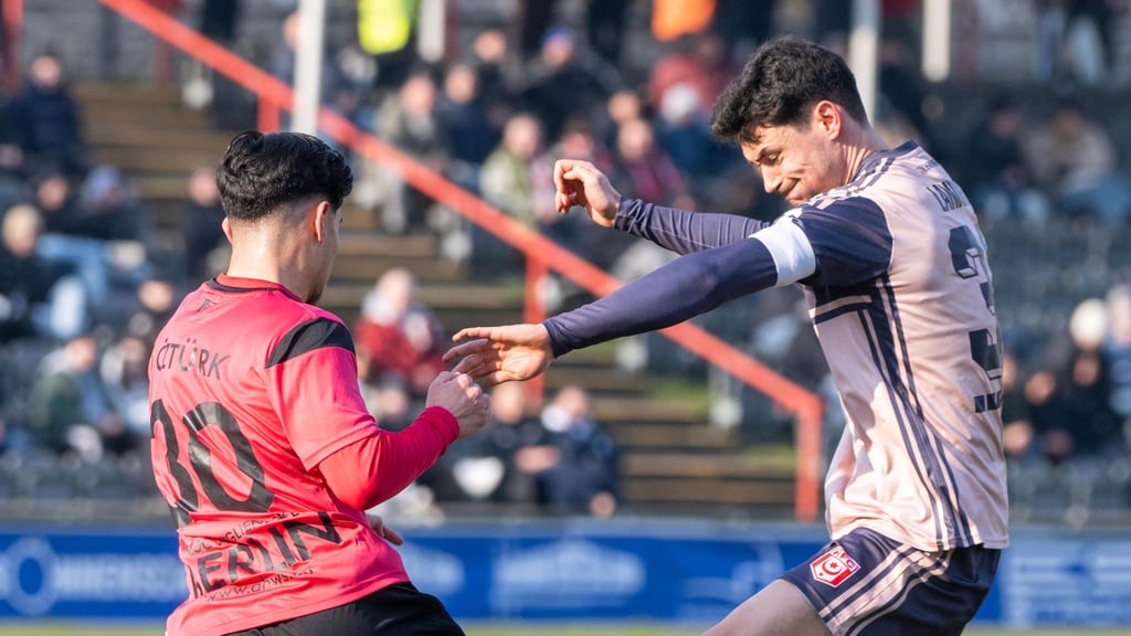 Der HFC um Kapitän Niklas Landgraf (r.) musste um den Sieg kämpfen.