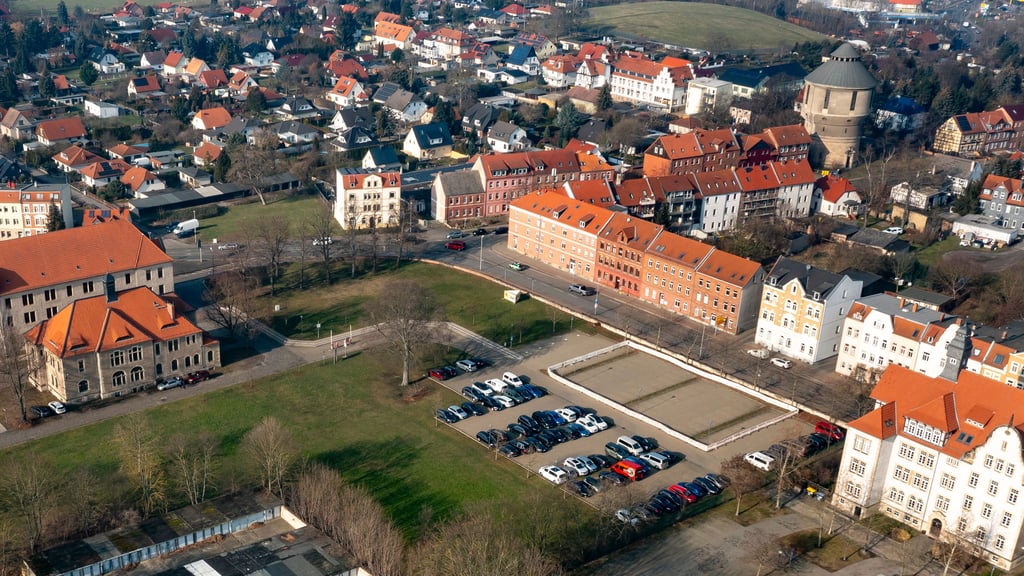 Auf dem weiß eingezäunten Teil des Parkplatzes am Spielemagazin in Halberstadt wird in den kommenden Wochen ein Carport entstehen.