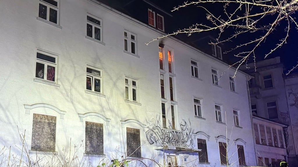 Der Feuerschein des Brandes ist im zweiten Obergeschoss des alten Teufelsbades in Blankenburg erkennbar.