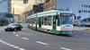 Eine Straßenbahn fährt entlang der Großen Diesdorfer Straße in Magdeburg.