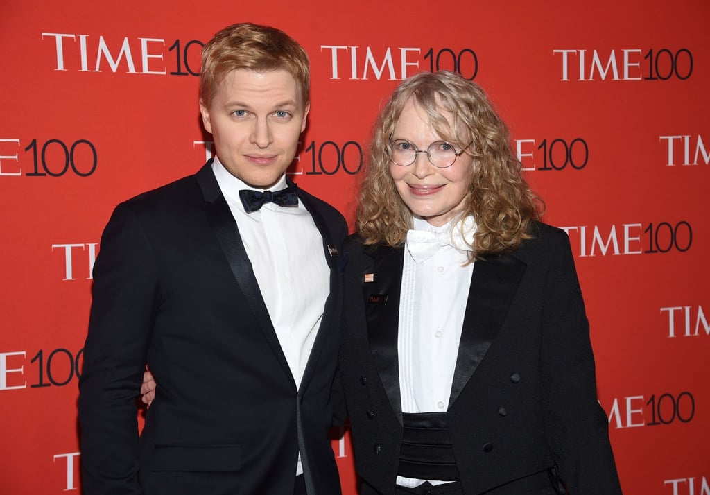 Mia Farrow - hier mit Sohn Ronan - hat 14 Kinder groß gezogen. (Archivbild)