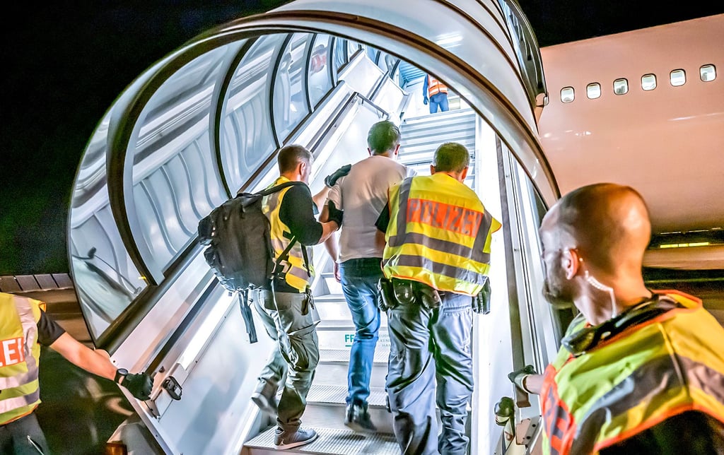 Der Weg ins Flugzeug ist weit: Polizisten müssen Abschiebehäftlinge oft durch ganz Deutschland fahren. Das Land nutzt laut Innenministerium überwiegend Plätze in Niedersachsen, Bayern, Hessen, Nordrhein-Westfalen und Rheinland-Pfalz.