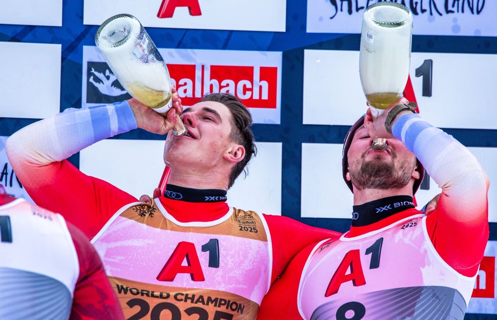 Ließen es nach der Abfahrt ordentlich krachen: Die Schweizer Franjo von Allmen (l.) und Alexis Monney.