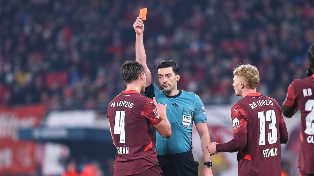 Florian Badstübner zeigt RB-Kapitän Willi Orban beim 2:0 gegen den FC St. Pauli die Rote Karte.