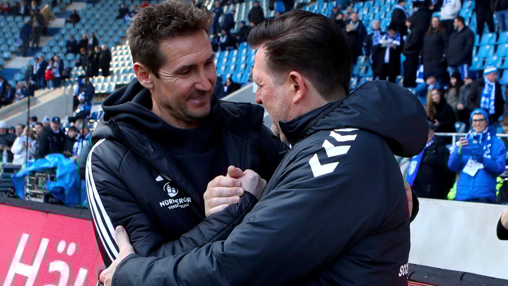 Miroslav Klose, Cheftrainer vom 1. FC Nürnberg, und Christian Titz, Coach vom 1. FC Magdeburg.