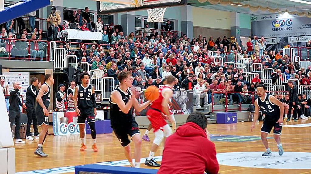 750 Fans feuern die SBB Baskets (in Rot) beim Spiel gegen Miners aus Essen an.