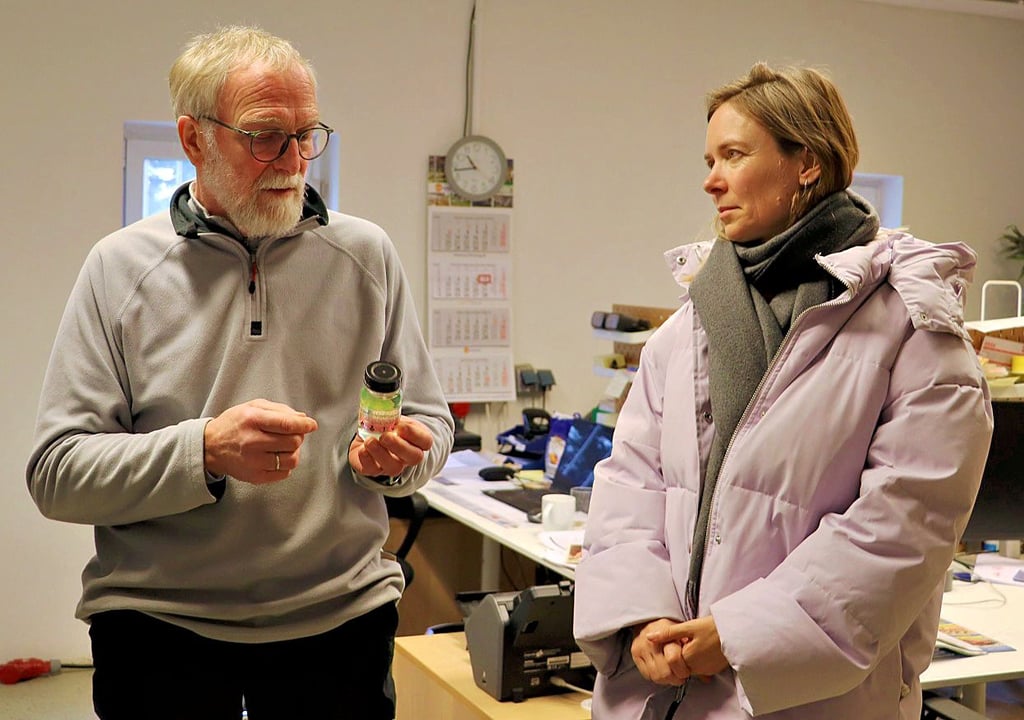 Gebhard Rusch vom "Lindenhof" in Rietzel erklärte Anna Cavazzini den neuen Kraftstoff HVO 100, der den CO2-Ausstoß um 95 Prozent verhindert.
