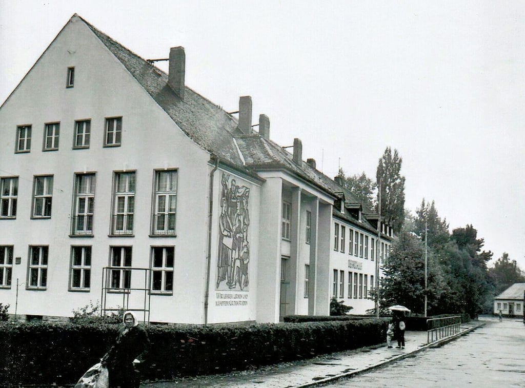 Die Oberschule in Tröglitz trennte sich im Herbst 1990 von ihrem langjährigen Beinamen „Kalinin“ und ließ den Schriftzug entsprechend von der Fassade des Gebäudes entfernen.