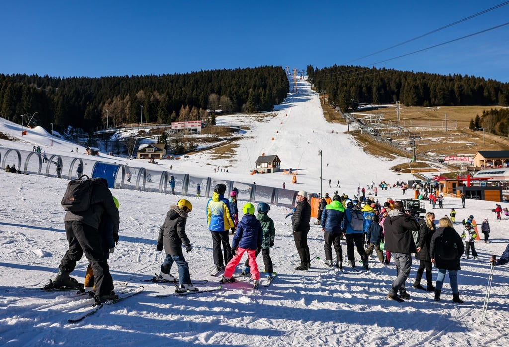 Am Fichtelberg sind die Skipisten geöffnet.