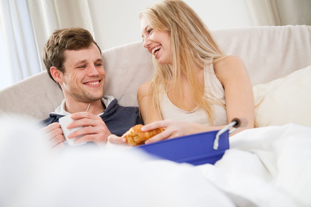 Kaffee und Croissant, ans Bett gebracht: Auch kleine alltägliche Gesten der Romantik sind für Beziehungen wichtig.